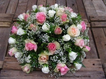 Rouwstuk roze en witte rozen