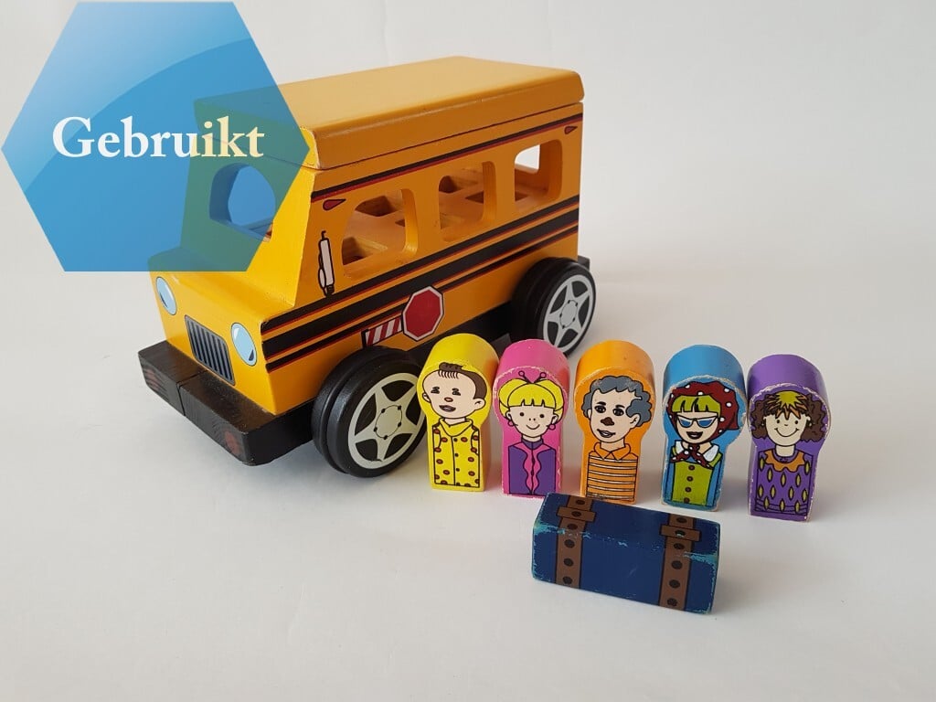 Gele houten schoolbus met passagiers