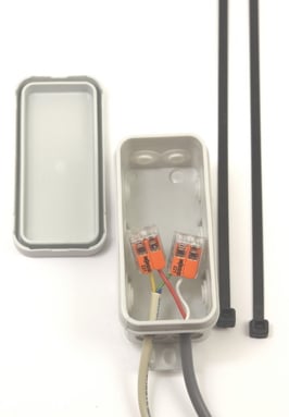 Aansluitbox met hulpmaterialen om de kabel van een collectorsensor buiten te verlengen