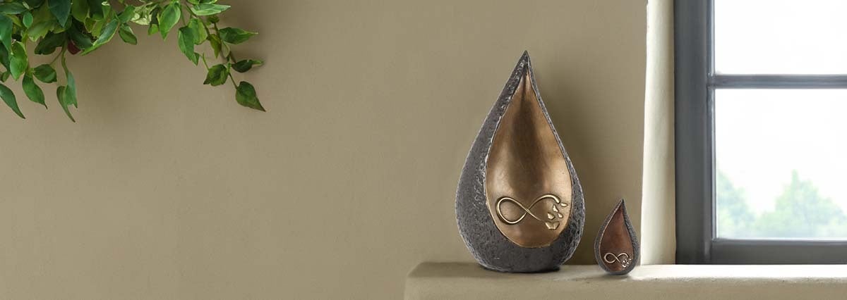Bij online urnenwinkel Urnwebshop.nl vindt U altijd een passende urn, mini urn of asbeeld voor de crematie-as van uw dierbare