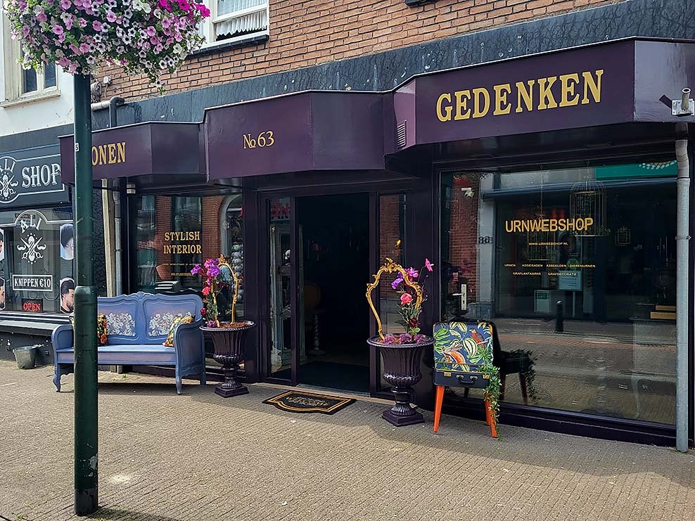 Urnwebshop.nl Gedenkwinkel: een uniek, drempelverlagend en volledig nieuw concept winkel, een symbiose tussen sfeervol wonen en gedenken