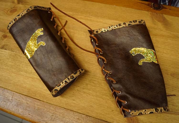 Leren middeleeuwse armkappen " Bruin met luipaard en luipaard print "
