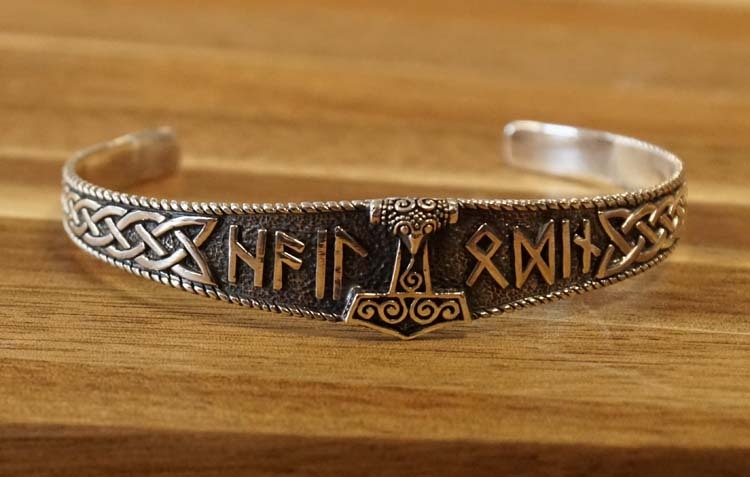 Zilveren armband " Hamer van Thor + runen tekens "