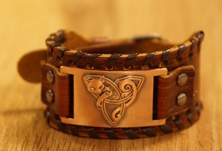Leren armband  " Keltische kat " bruin
