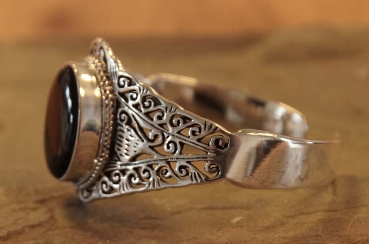 925 Zilveren brede middeleeuwse armband " Sierwerk met zwarte steen "
