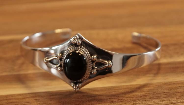 925 Zilveren middeleeuwse armband "  Sierwerk ruit met zwarte steen "