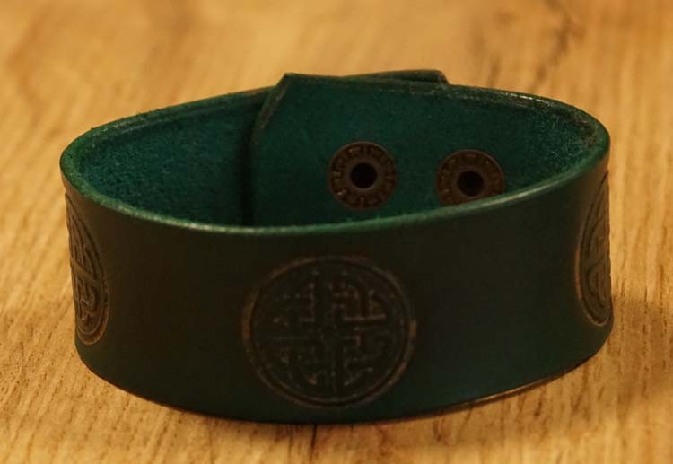 Groene leren armband  " 4 Delige keltische knoop "