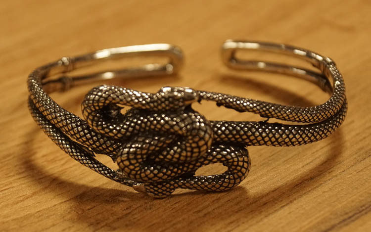 Armband " Eeuwige slangen "  nikkelkleurig