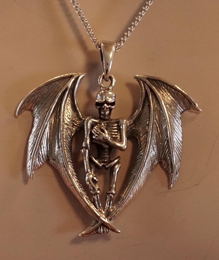 Zilveren hanger  " Skelet met vleermuis vleugels "