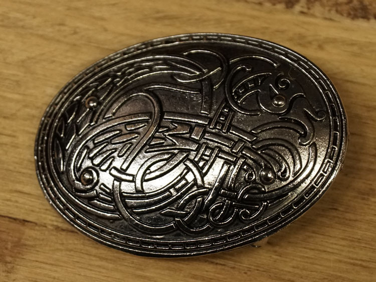 Broche " Middeleeuwse schilde met keltische tekens " nikkelkleurig