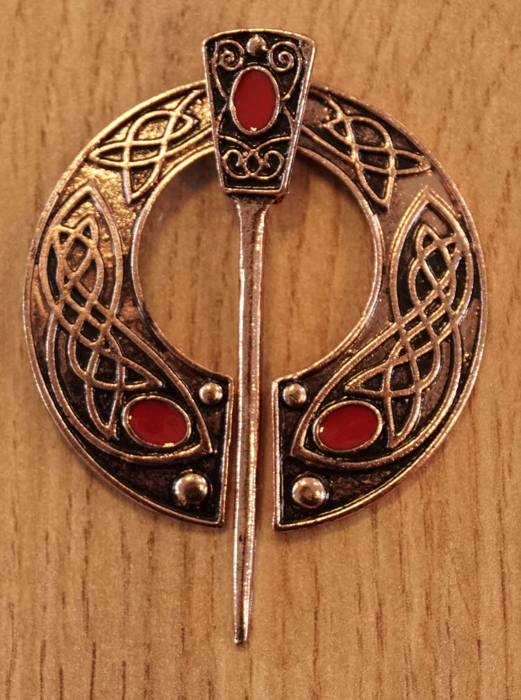Mantelspeld " " Keltische sierwerk + rode steen " koperkleurig