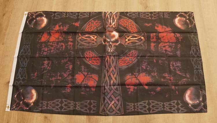 Vlag " Keltische kruis met doodskop + doodskoppen in hoeken "