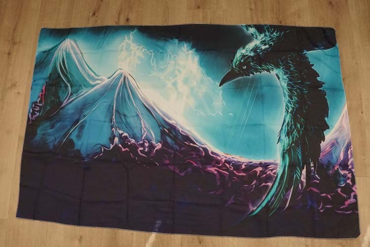 Vlag / wanddecoratie "  Vliegende draak boven vulkaan "