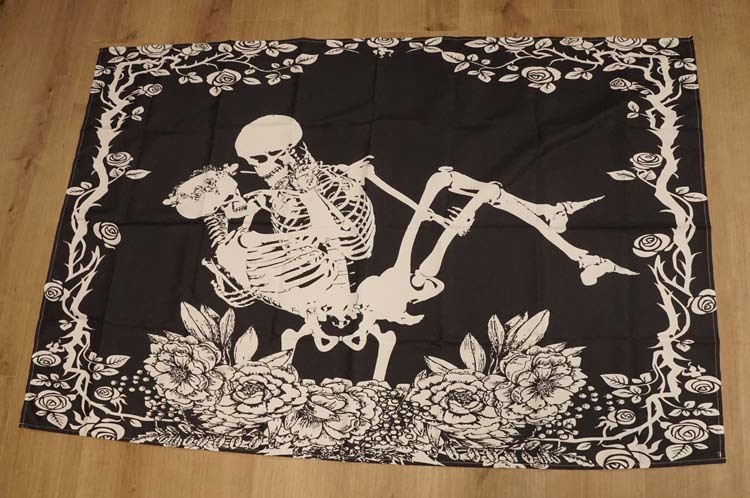 Vlag / wanddecoratie " Verliefde skelettten tussen de rozen "