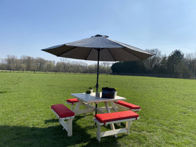 Voordeelpakket: 1 x vierkante picknicktafel + 4 rode kussens + parasol zwart + 1 beschermhoes + 1 l. restol