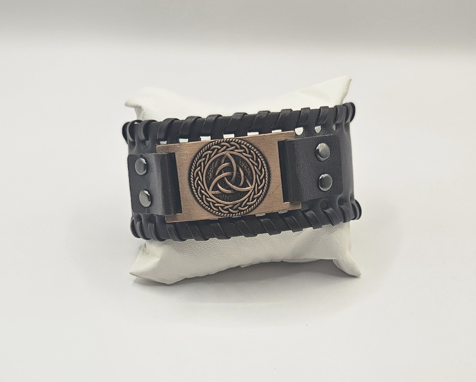 Brede Keltische armband met traditionele knooppatronen in zilver