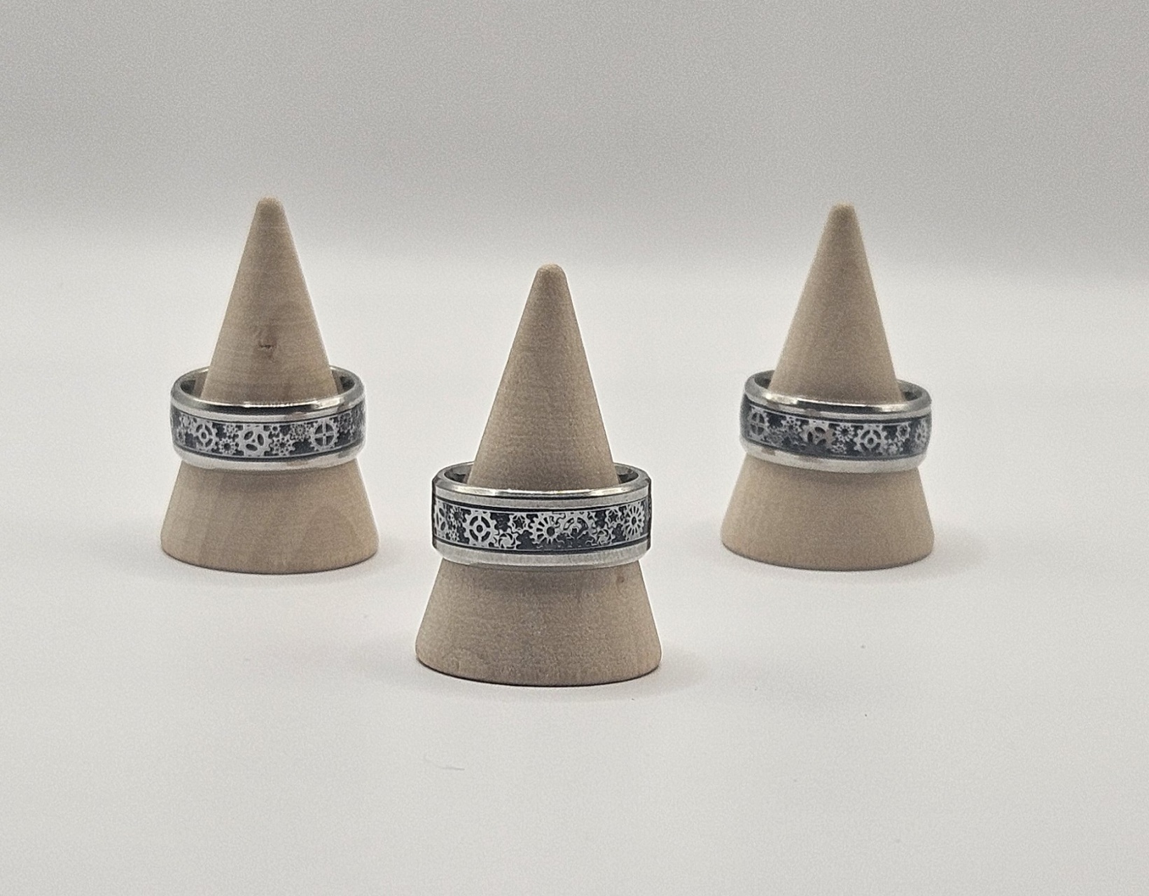 Zilverkleurige ring met zwarte tandwielen in steampunk stijl