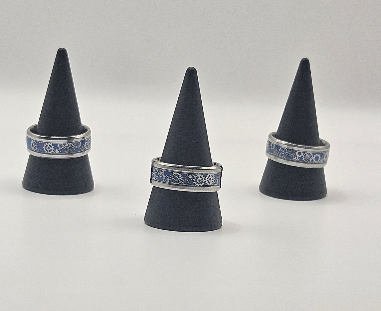 Zilverkleurige ring met opvallende blauwe tandwielen in steampunk stijl